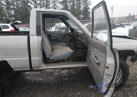 1987 Toyota Pickup Rn63 Std z USA, uszkodzony, nr VIN JT4RN63R7H0156330